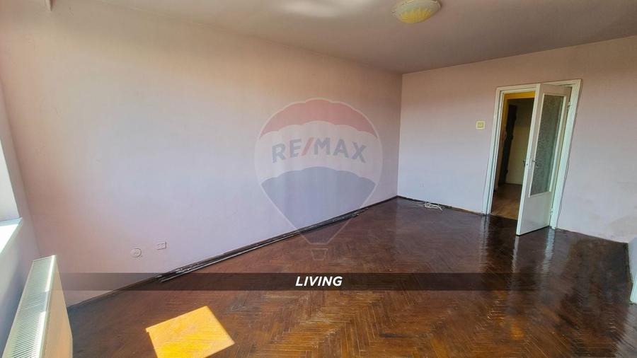 Apartament cu 3 camere semidecomandat, mobilat în Central