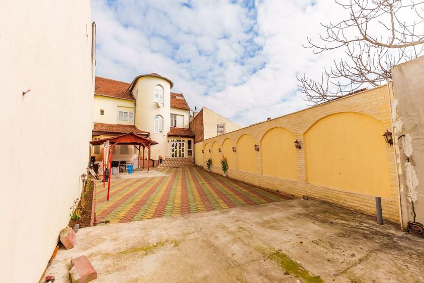 Casă individuală cu 9 camere cu Canalizare în Central