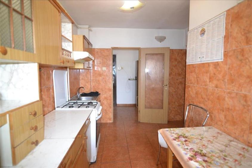 Apartament cu 3 camere decomandat în Județean