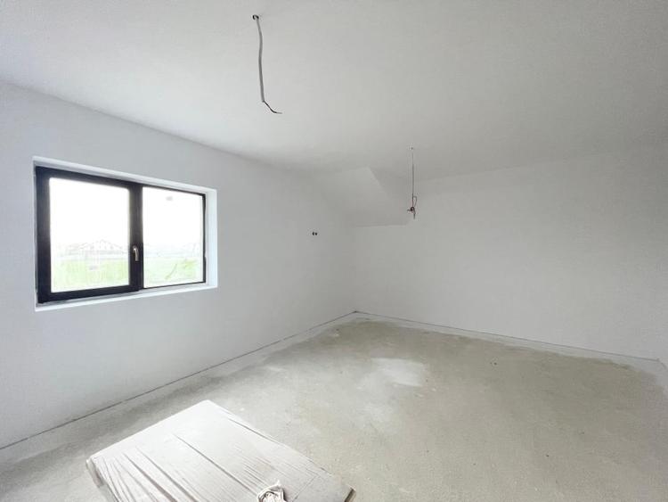 Duplex cu 4 camere cu Canalizare în Moșnița Veche