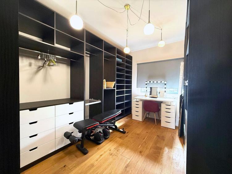 Apartament cu 4 camere, mobilat în Tei