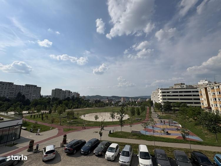 Apartament cu 3 camere semidecomandat în Ciupercenii Noi