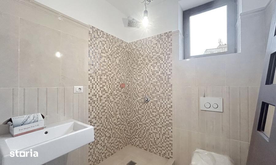 Casă cu 7 camere cu Teren 178 Mp în Florilor
