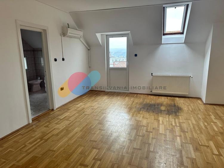Casă individuală cu 7 camere cu Canalizare în Zorilor