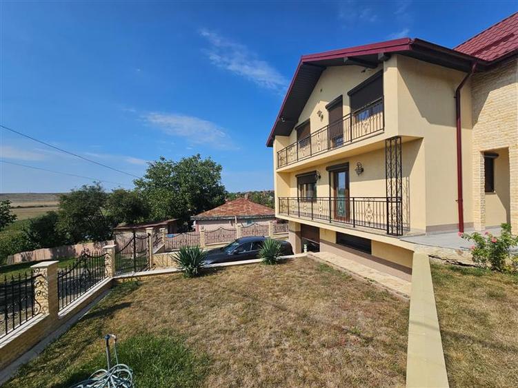 Casă cu 5 camere cu Garaj în Lețcani