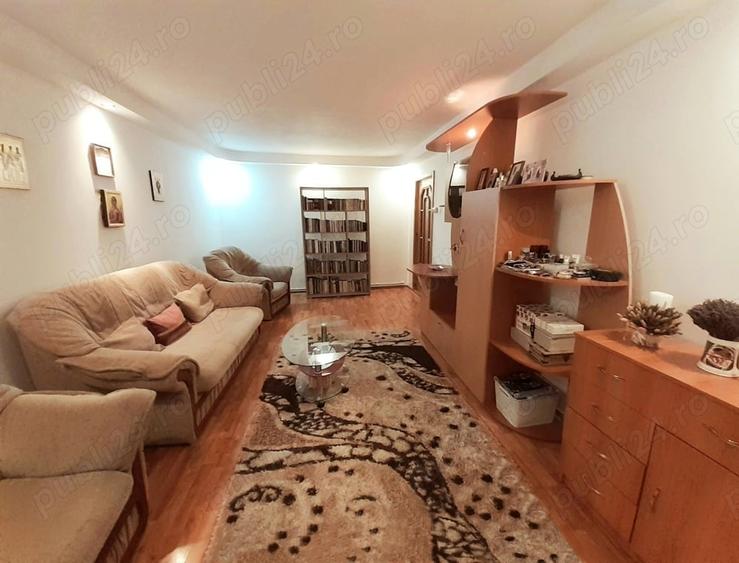 Apartament cu 3 camere decomandat în Berca