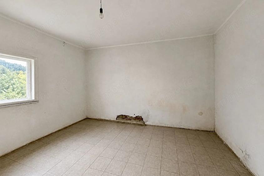 Casă cu 7 camere cu Teren 464 Mp în Pârneava