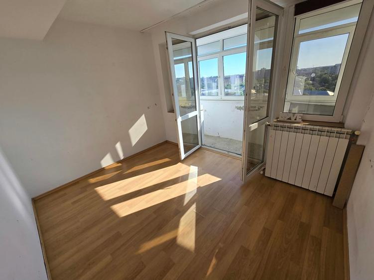 Apartament cu 3 camere decomandat în Gara de Nord