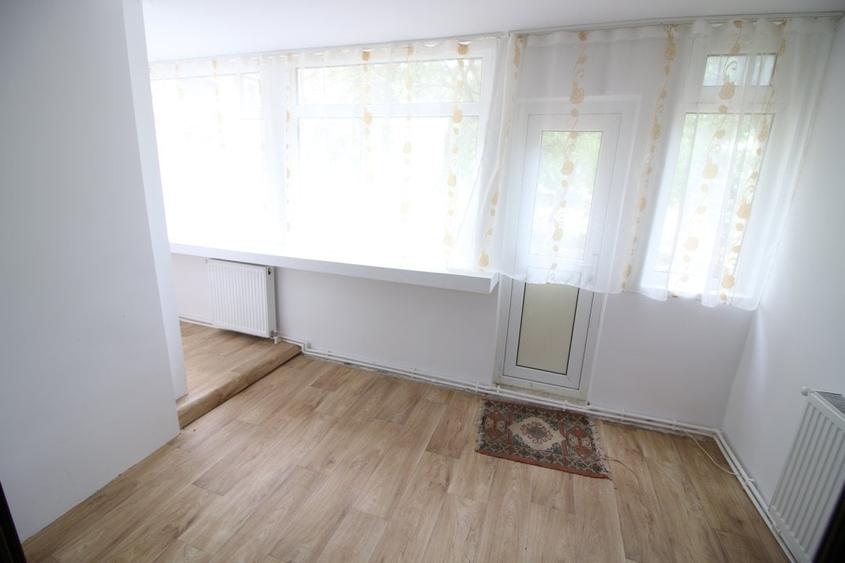 Apartament cu 4 camere decomandat, mobilat în Micro 20