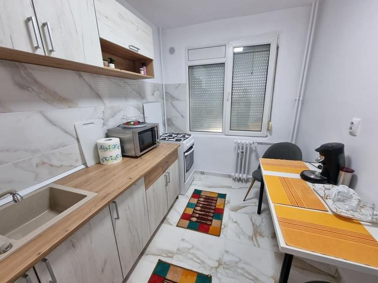 Apartament cu 2 camere semidecomandat, mobilat în Titan
