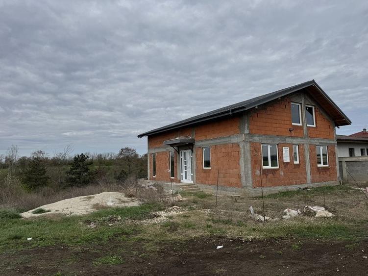 Casă cu 4 camere în Găneasa