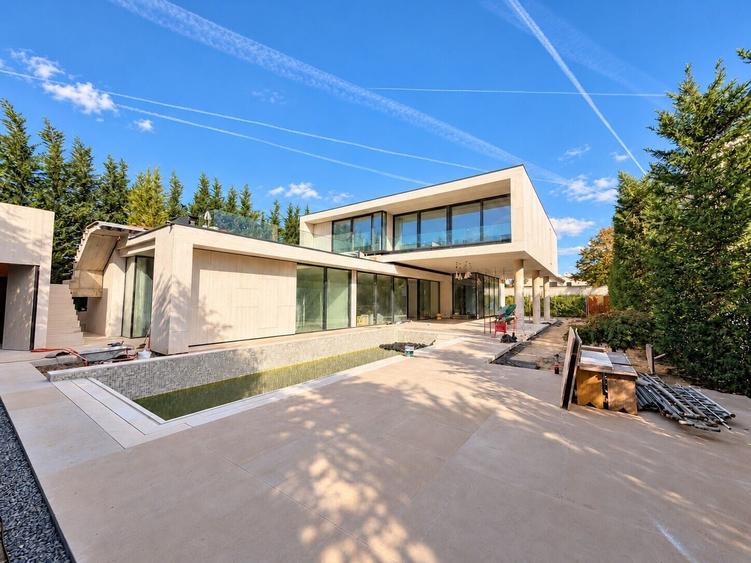 Casă individuală cu 7 camere cu Piscina în Iancu Nicolae