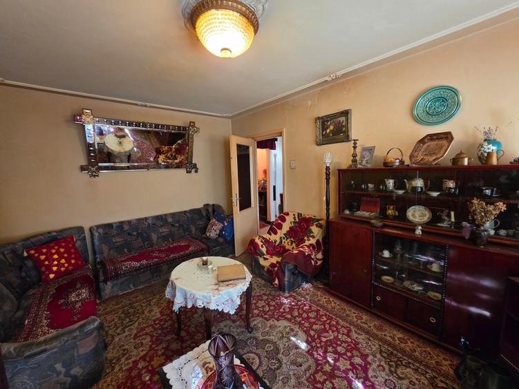 Apartament cu 3 camere decomandat în Drumul Taberei