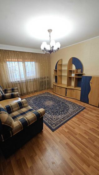Apartament cu 3 camere semidecomandat în Far