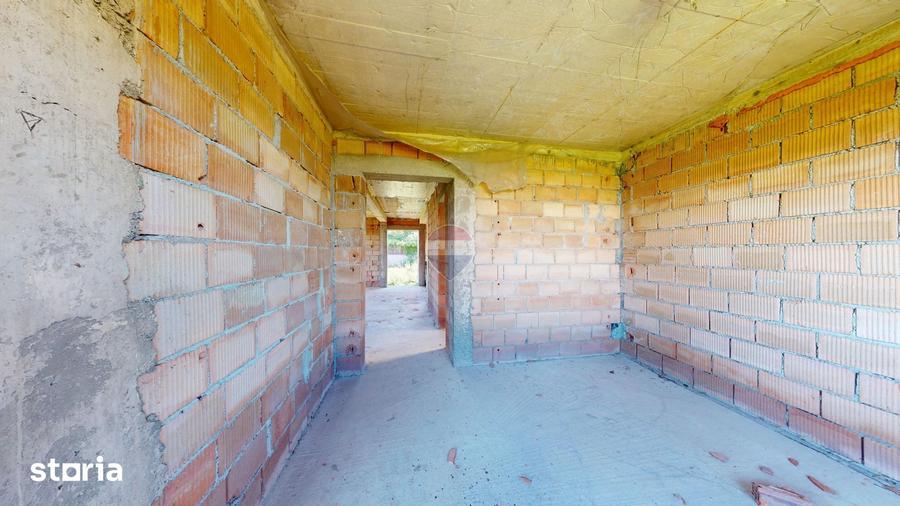 Casă cu 5 camere cu Teren 1000 Mp în Cristian