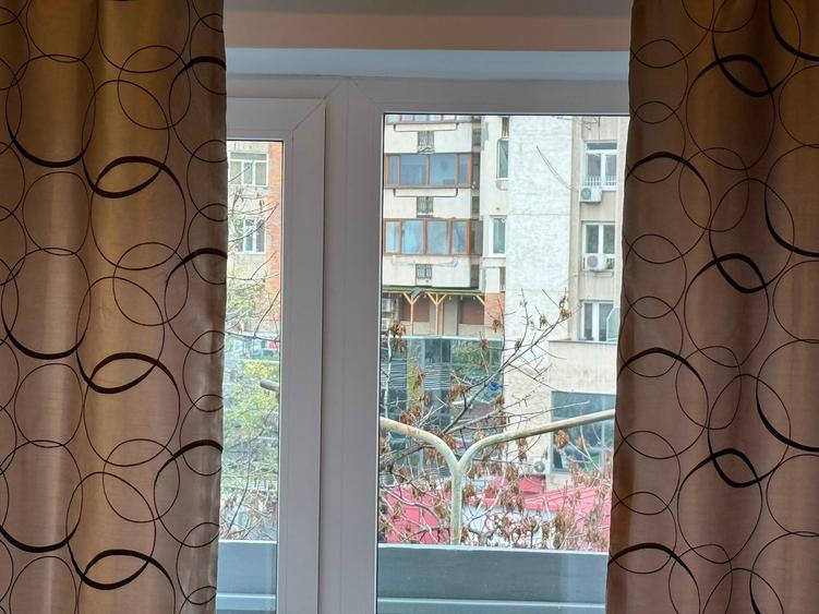Apartament cu 3 camere semidecomandat în 13 Septembrie