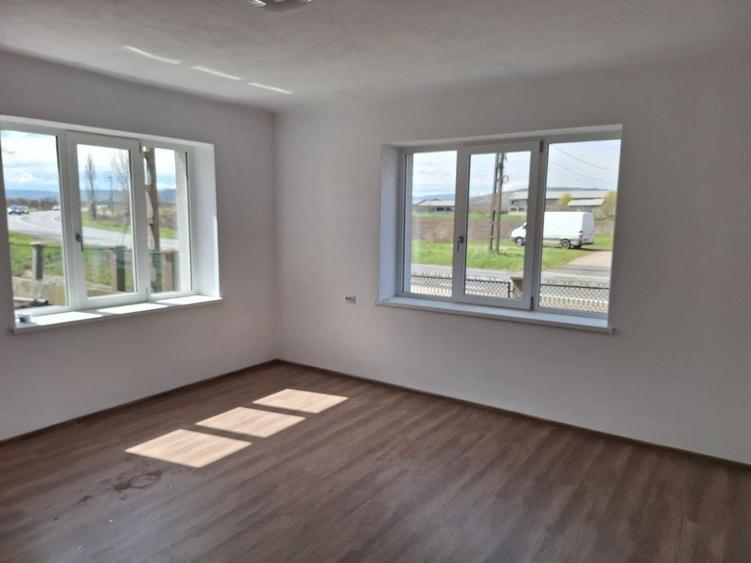 Casă cu 3 camere decomandat în Strei
