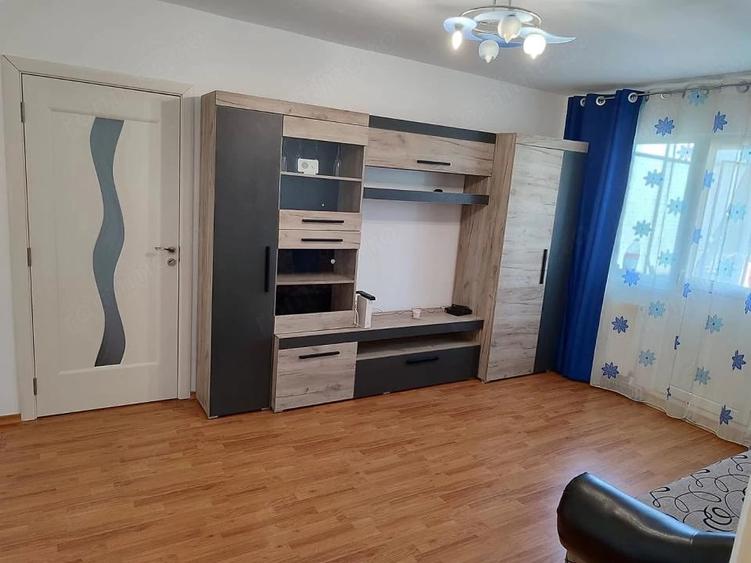 Apartament cu 3 camere decomandat în Milcov