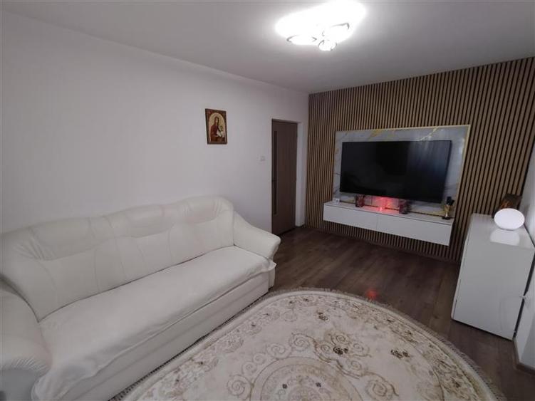 Apartament cu 3 camere semidecomandat în Central