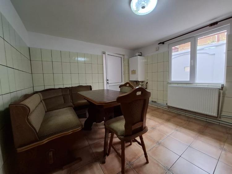 Casă individuală cu 3 camere cu Canalizare în Trocadero