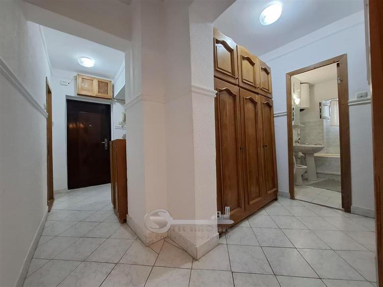 Apartament cu 3 camere decomandat, mobilat în Dacia