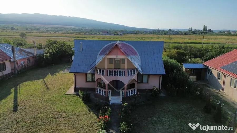 Casă cu 6 camere cu Teren 1526 Mp în Bolotești