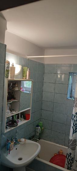 Apartament cu 3 camere semidecomandat, mobilat în Titan