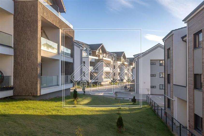 Penthouse cu 3 camere semidecomandat, mobilat în Exterior Vest