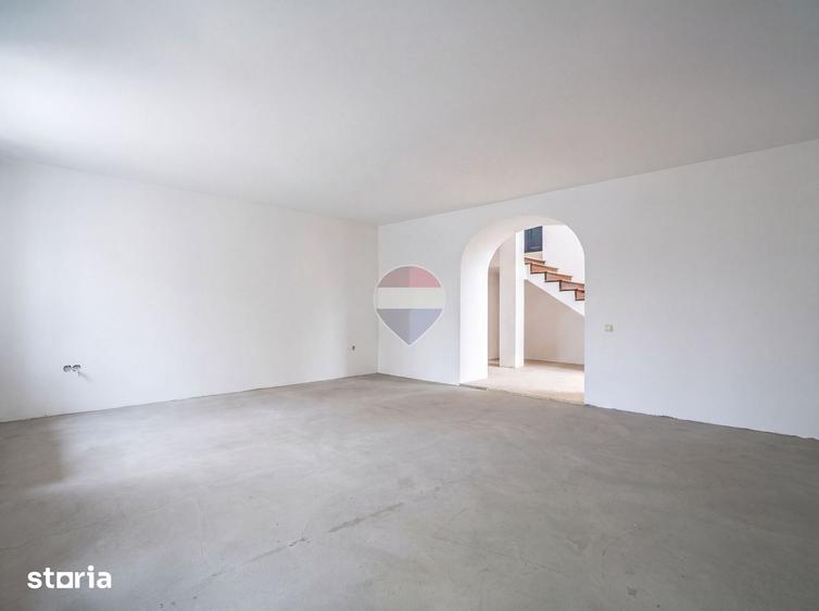 Casă cu 9 camere cu Teren 439 Mp în Cristian