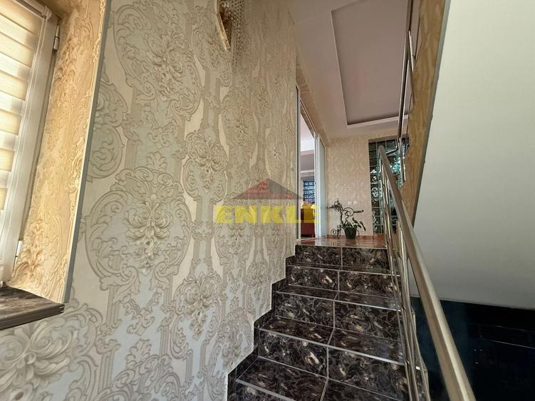 Casă individuală cu 8 camere cu Teren 150 Mp în Central
