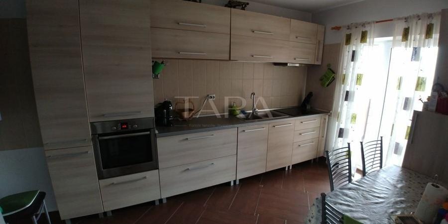 Apartament cu 4 camere semidecomandat, mobilat în Europa