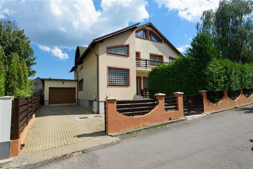 Casă individuală cu 10 camere cu Canalizare în Baciu