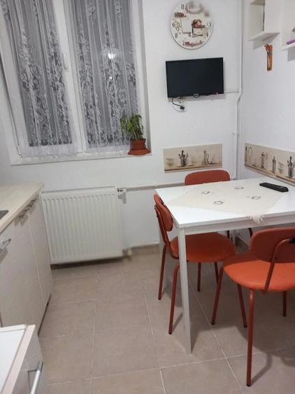Apartament 2 camere decomandat , zona verde fara trafic auto, la 2 pasi de bulevard.si de b - 10