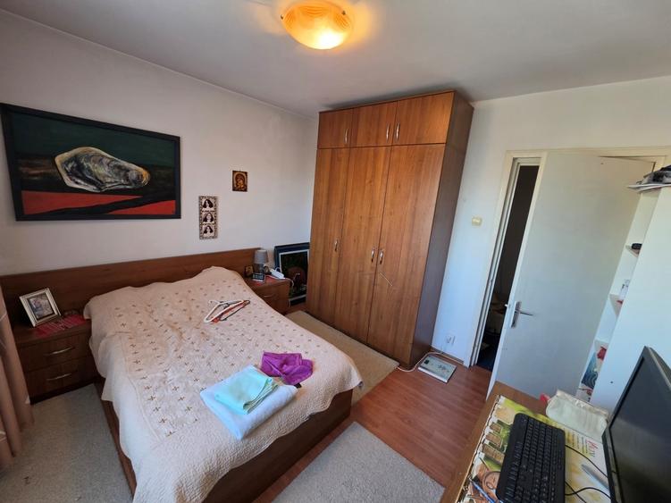 Apartament cu 3 camere semidecomandat în Iancului