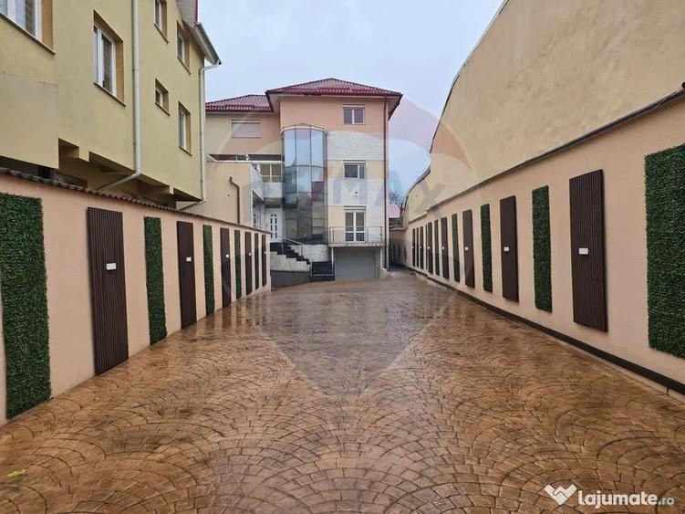 Casă cu 11 camere cu Teren 620 Mp în Central