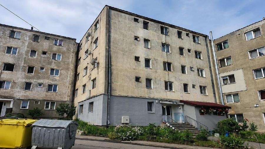 Apartament cu 3 camere semidecomandat în Aghireșu-Fabrici