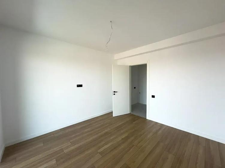 Apartament cu 4 camere semidecomandat în Titan