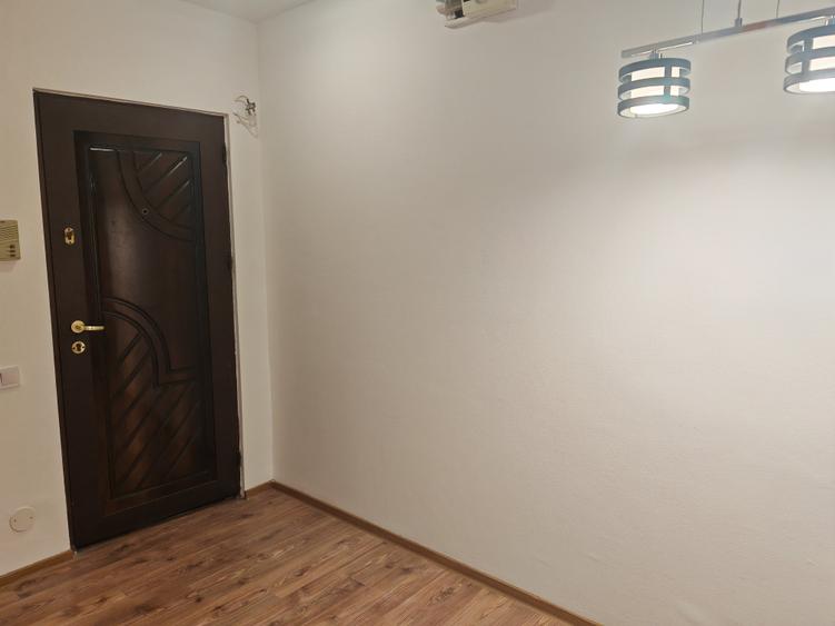 Apartament cu 3 camere decomandat în Astra