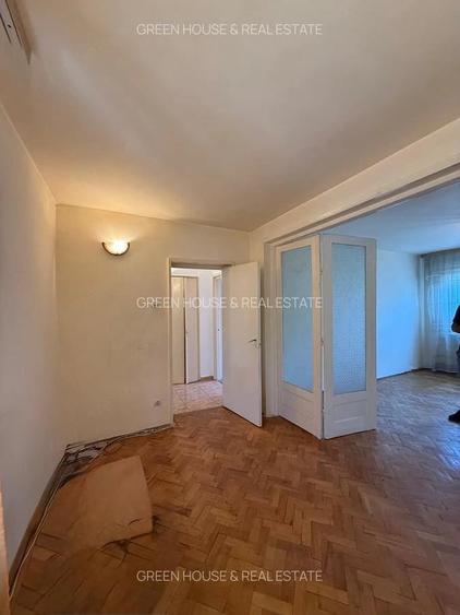 Apartament cu 3 camere decomandat în Piața Centrală