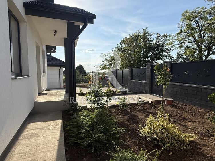 Casă individuală cu 4 camere cu Canalizare în Oncea