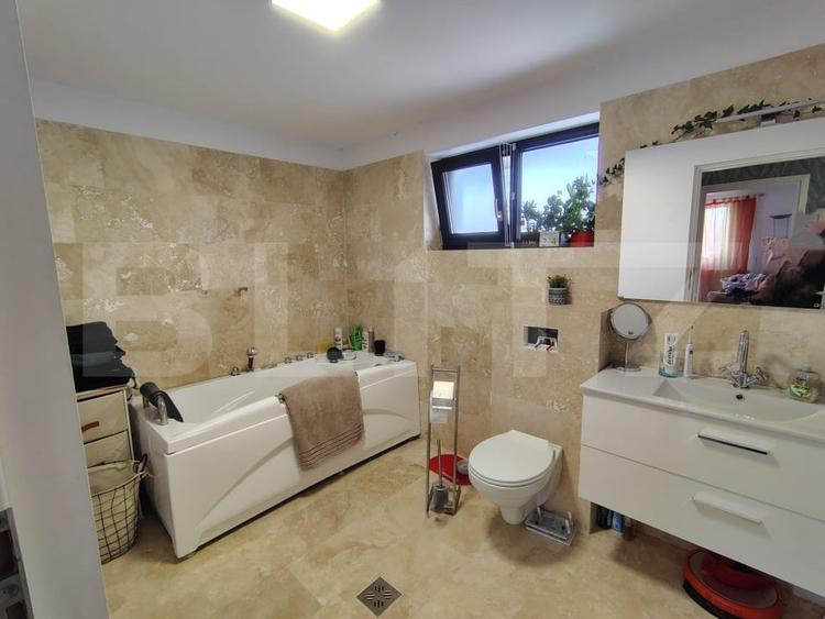 Casă individuală cu 4 camere cu Canalizare în Jucu de Sus