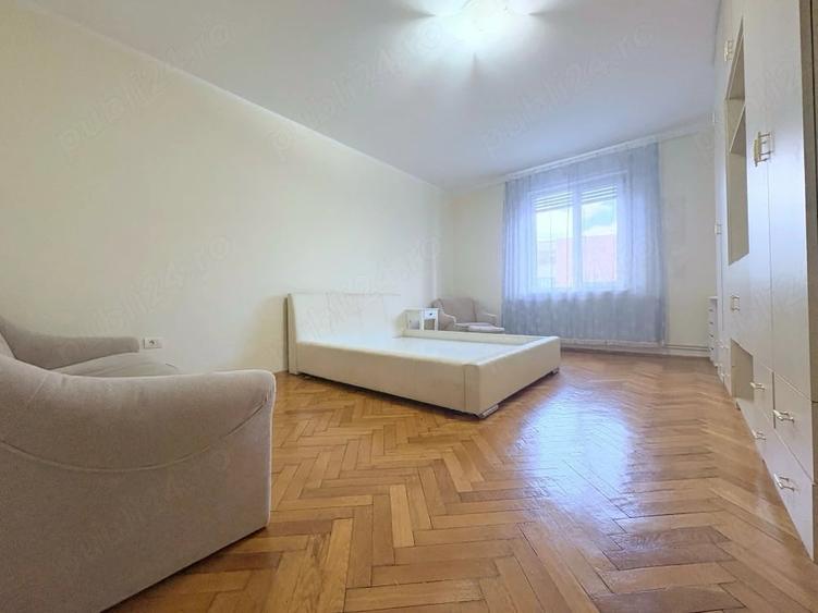 Apartament cu 3 camere decomandat în Aradului