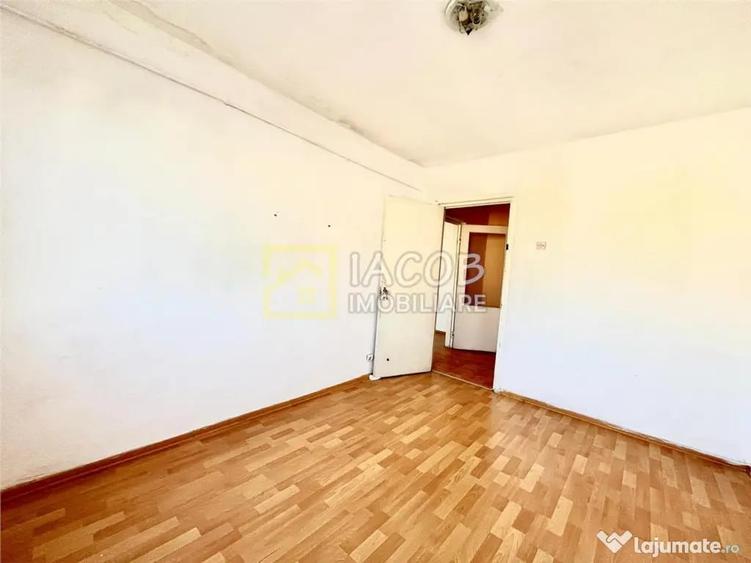 Apartament cu 3 camere semidecomandat în Milcov