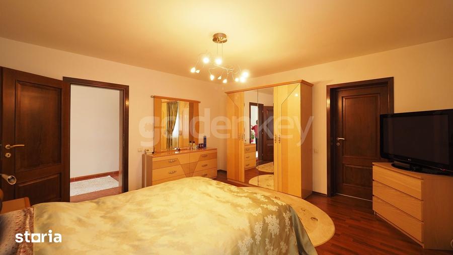 Casă cu 10 camere cu Teren 633 Mp în Central