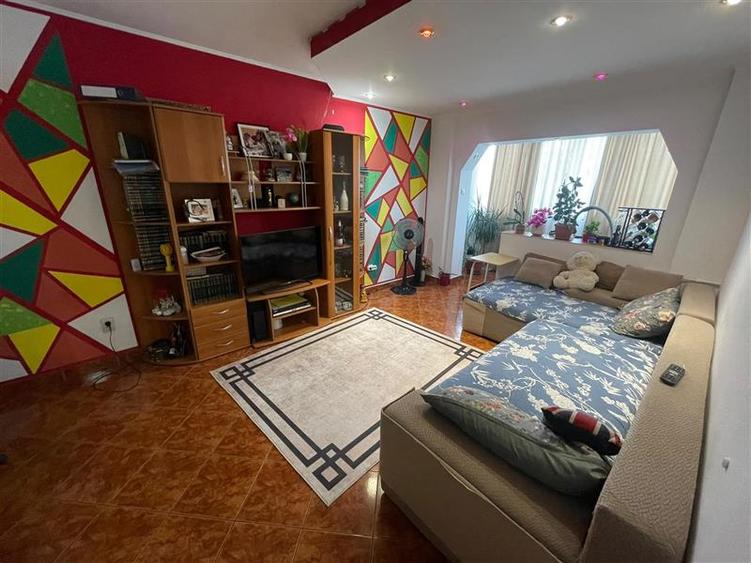 Apartament cu 3 camere decomandat în Rahova