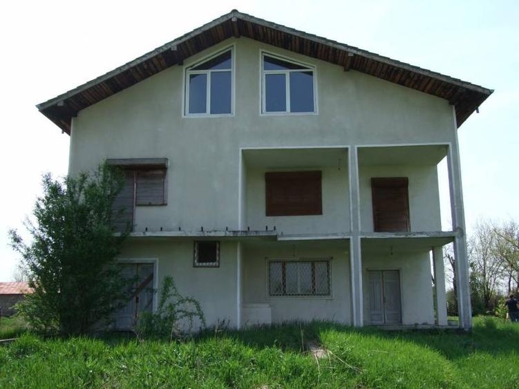 Casă cu 12 camere cu Teren 18000 Mp în Potlogi