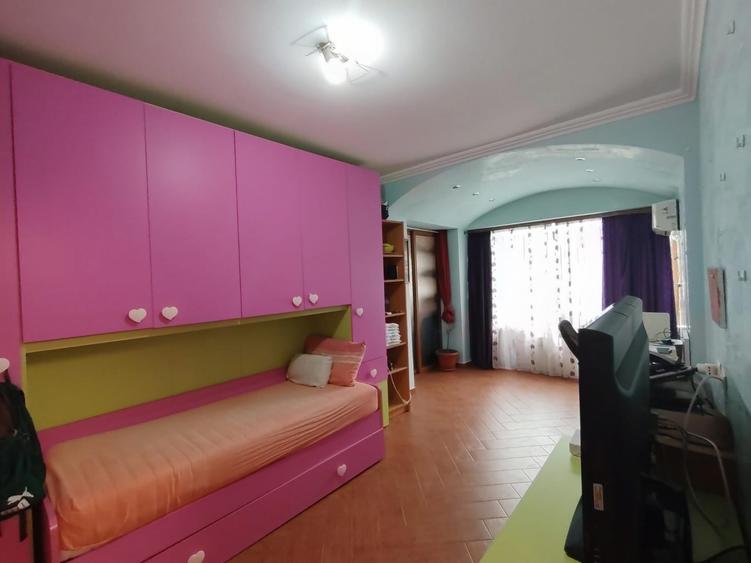 Apartament cu 3 camere decomandat, mobilat în Ultracentral