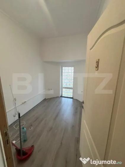 Apartament cu 5 camere semidecomandat în Dumbrăvița