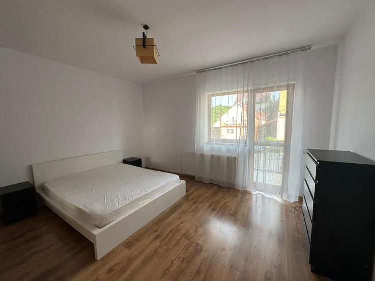 Apartament cu 3 camere semidecomandat în Calea Dumbrăvii