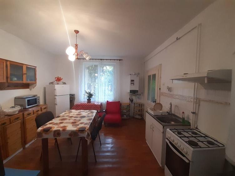 Apartament cu 3 camere semidecomandat în Centrul Civic